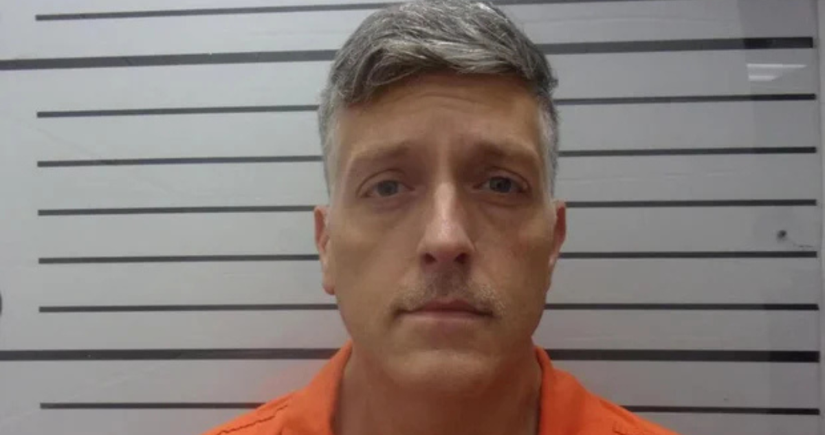 Prisión para dueño de funeraria que ocultó 189 cadáveres y dio hormigón en lugar de cenizas a familias