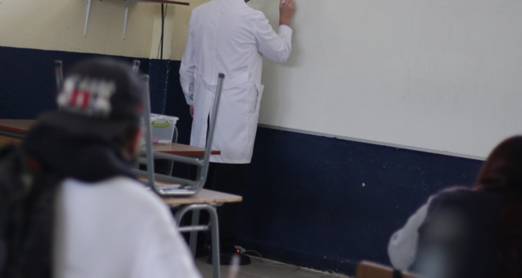 Superintendencia de Educación explica situación de docentes ante prohibición de celulares en aulas