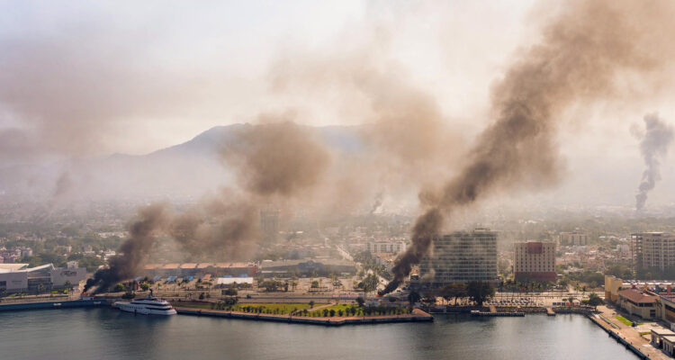 Humo emanando de diferentes puntos de Puerto Vallarta el domingo tras disturbios por muerte de El Mencho