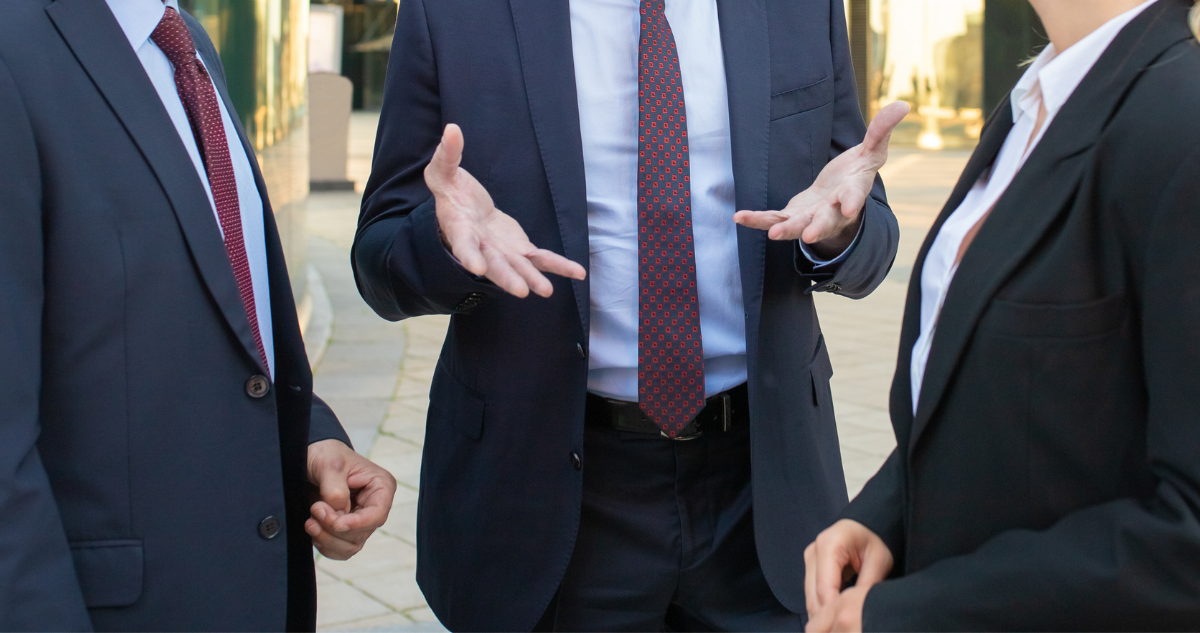 Tres personas hablando