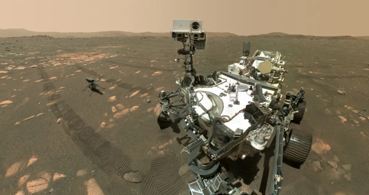Selfie del rover Perseverance junto al helicóptero Ingenuity