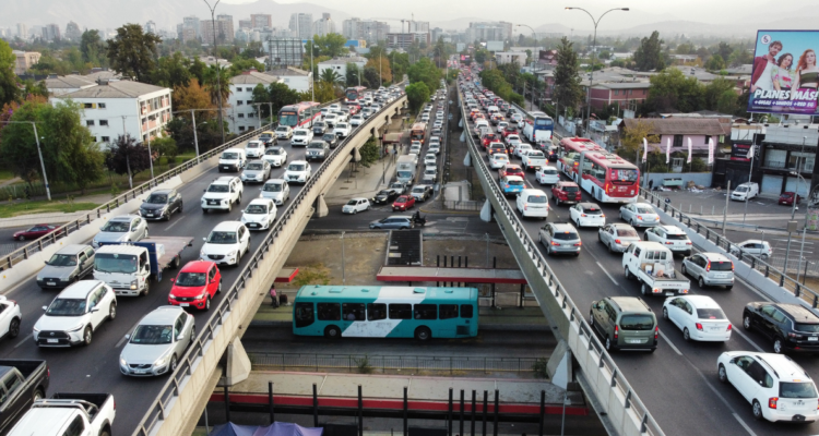 Gran cantidad de vehículos transitando por la vía