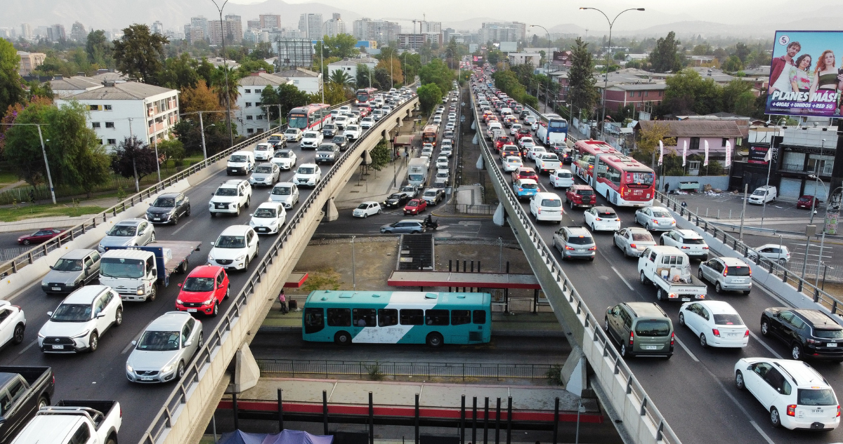 Gran cantidad de vehículos transitando por la vía