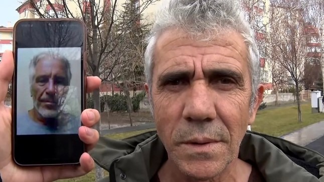 Turco de 55 años que se parece a Jeffrey Epstein dice que su vida es una miseria