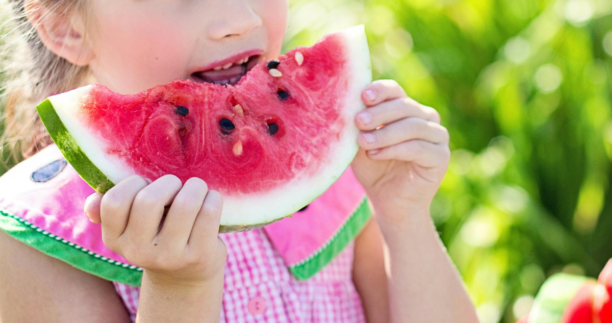 Foto de una niña comiendo sandía para ilustrar nota sobre los sentidos