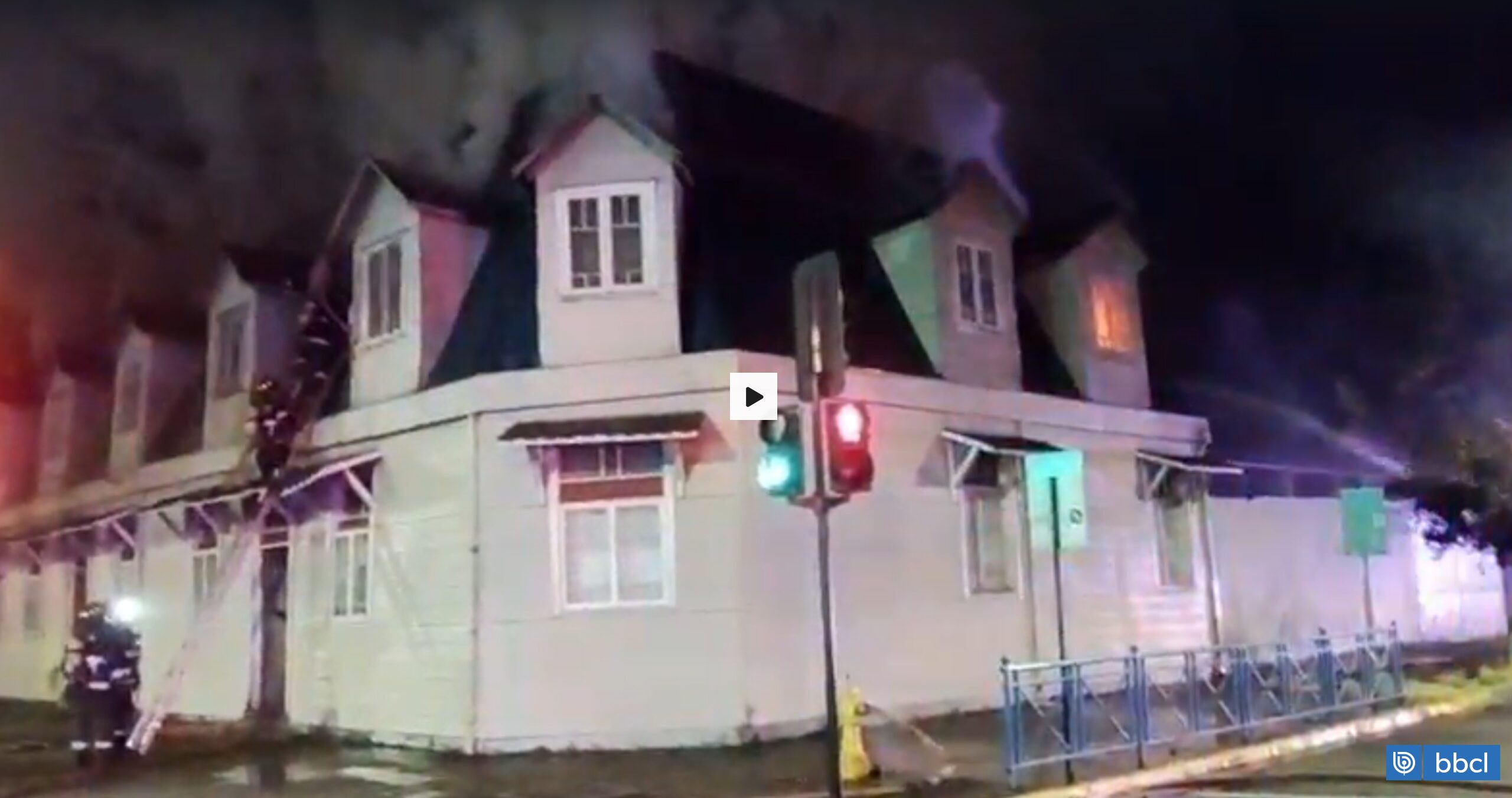 Bomberos rescatan a adulto mayor en medio de incendio que causó millonarios daños en casona de Temuco