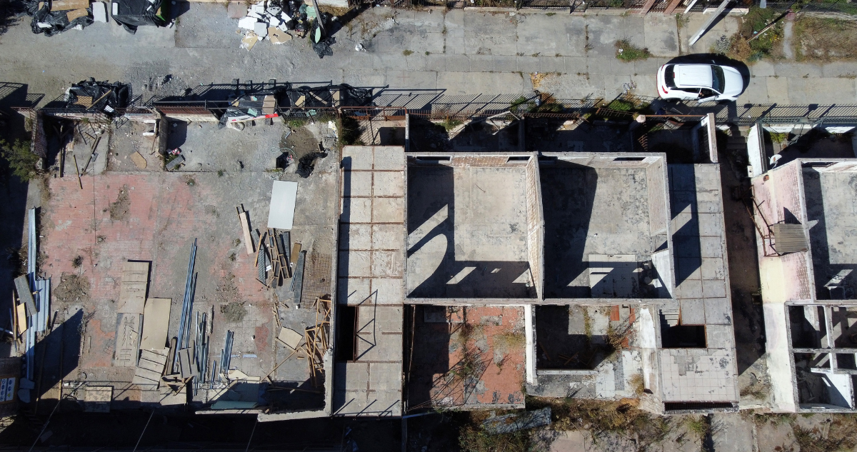 Foto de contexto de viviendas dañadas por incendios