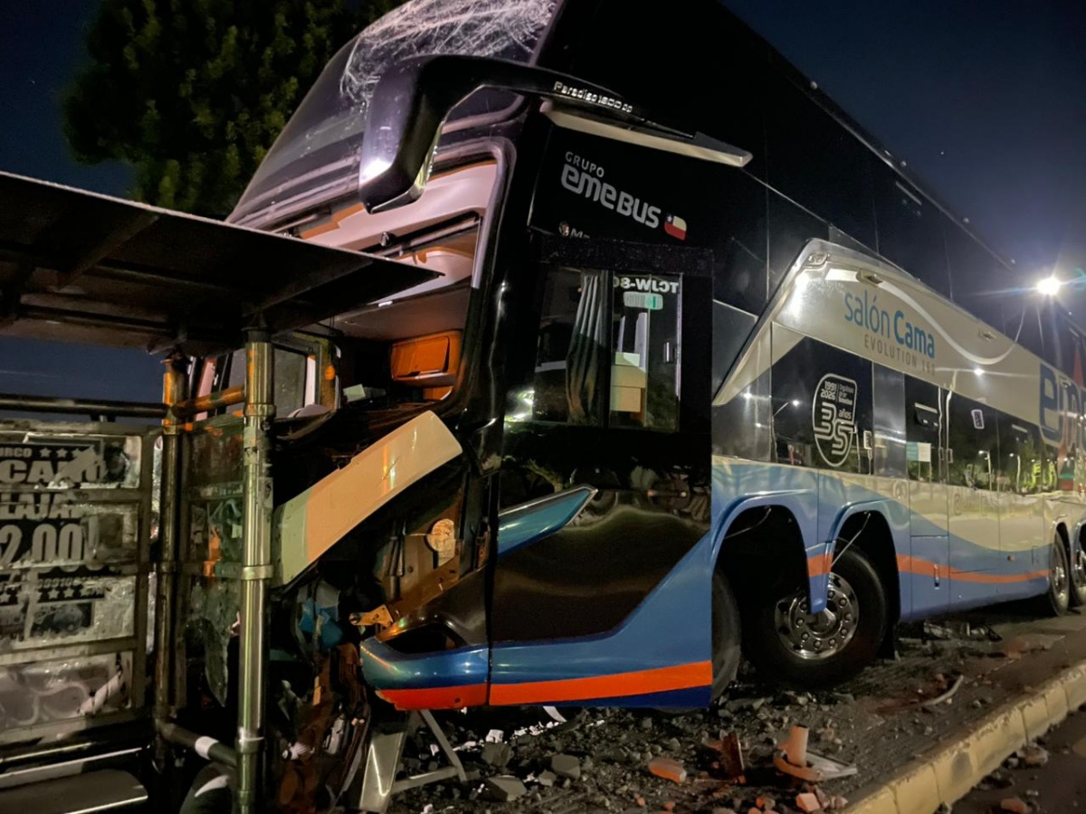 Dos heridos deja choque de un Eme Bus con un paradero en Talcahuano