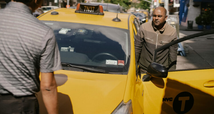 En India desafían a Uber lanzando red de taxis en la que choferes ganan más y se reparten beneficios