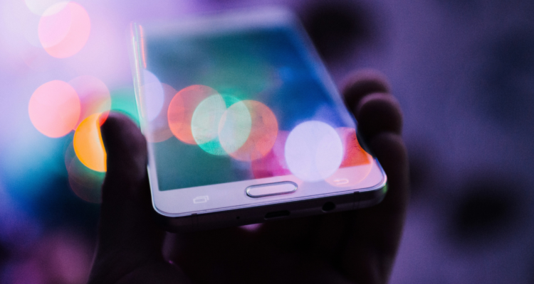 Mano sosteniendo un smartphone