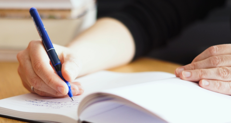 Mujer escribiendo en un cuaderno