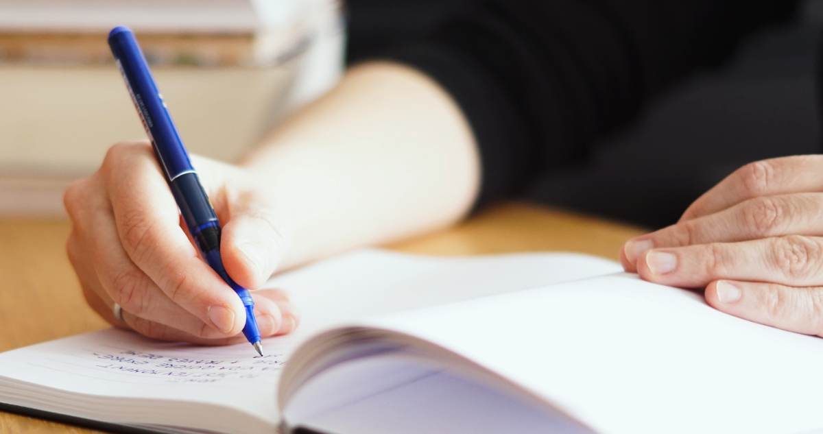 Mujer escribiendo en un cuaderno