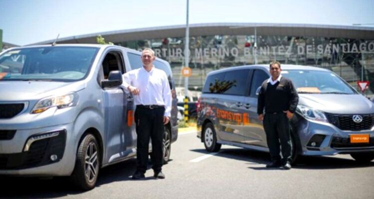 Ganan $1,5 millones promedio al mes: Transvip busca cientos de conductores para Aeropuerto de Santiago