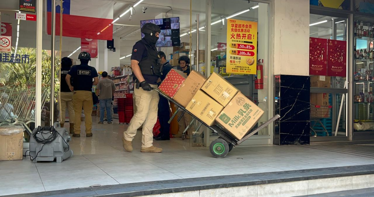 Tras denuncia de farmacéuticos: incautan medicamentos que vendía un mall chino de Santiago