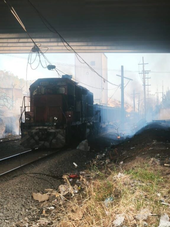 Explosión de camión en la RM deja varias personas quemadas y autos incendiados en plena carretera