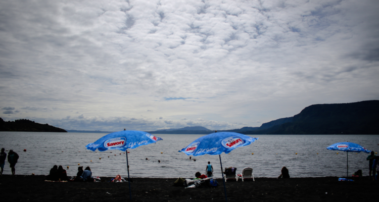 Tres playas de La Araucanía se mantienen con bandera roja por presencia de microcistinas tóxicas