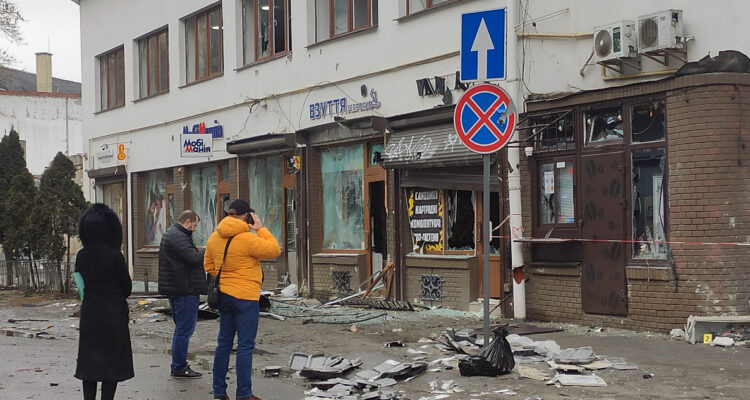 La mano de obra emigró: Ante cuatro años de guerra, la economía ucraniana sobrevive con préstamos