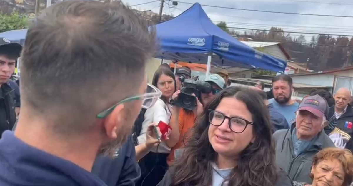 “¿Me puede dejar hablar?”: vecino increpa a ministra Orellana durante visita a Penco tras megaincendio