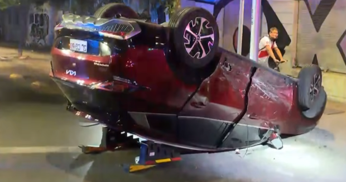 Vehículo termina volcado tras protagonizar colisión en el centro de Santiago: hay dos heridos