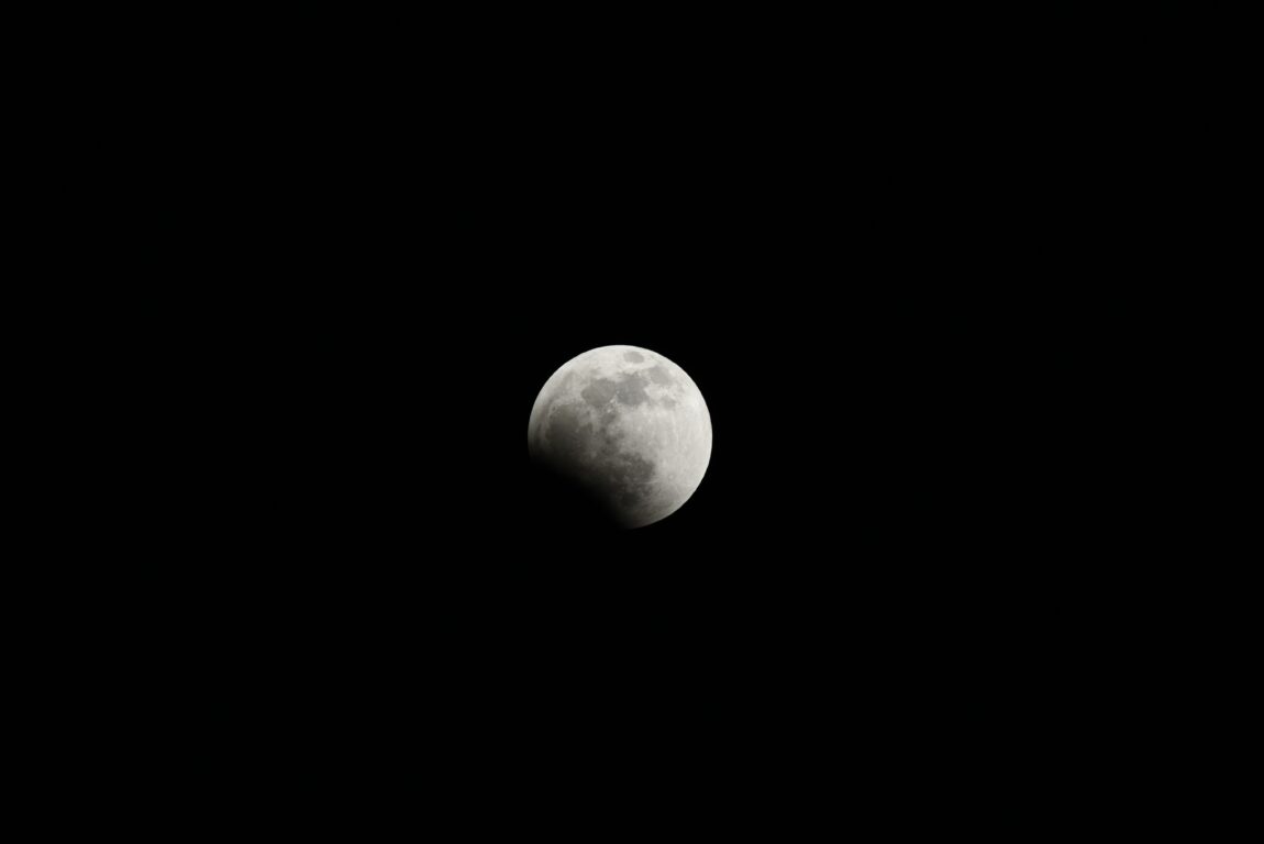 foto de un eclipse lunar parcial