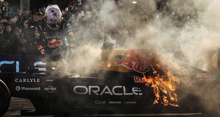 Yuki Tsunoda durante el incendio de su Red Bull