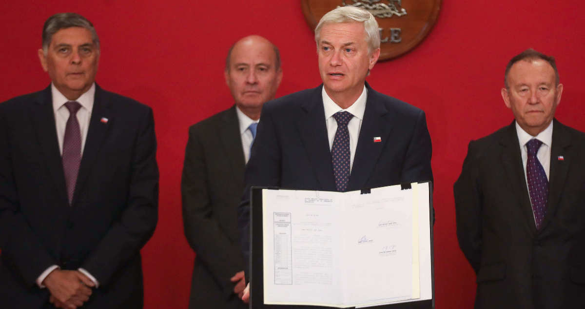 “No afectemos más a la patria”: con llamado a evitar protestas Kast firma Ley de Emergencia Energética