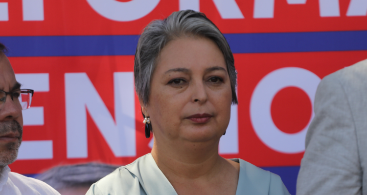 “Recapaciten. Aún es tiempo”: Jara cuestiona que Kast suba bencinas mientras baja impuestos a empresas