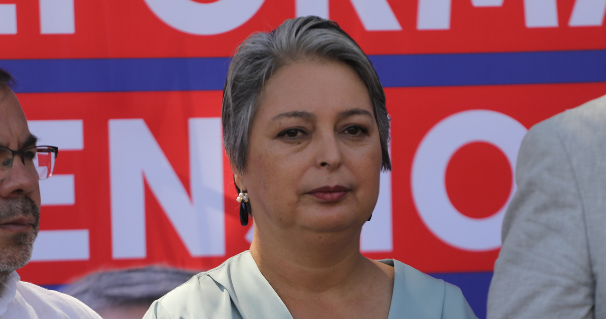 “Recapaciten. Aún es tiempo”: Jara cuestiona que Kast suba bencinas mientras baja impuestos a empresas