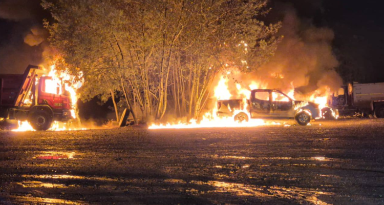 Liberación Nacional Mapuche se adjudica ataque incendiario que destruyó 4 vehículos en Lautaro