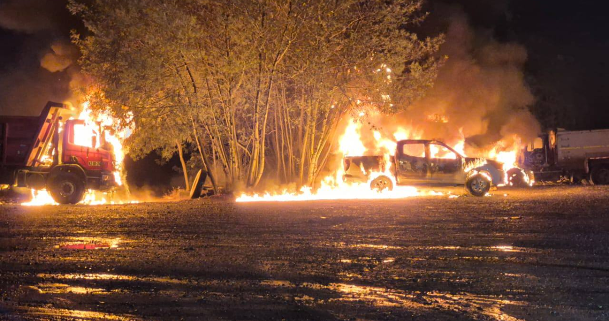 4 vehículos destruidos tras ataque incendiario en Lautaro