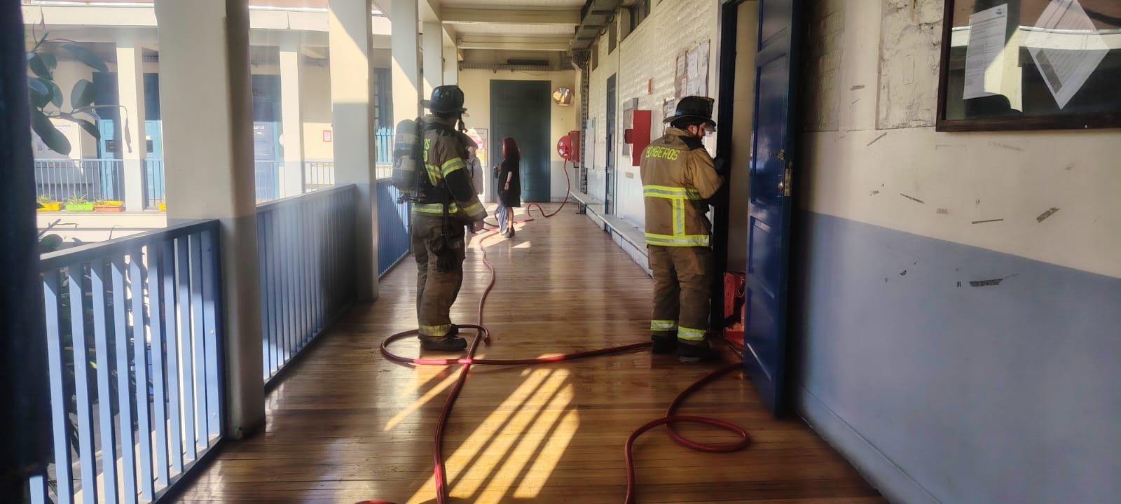Escolares encapuchados perpetran ataque incendiario en Liceo Lastarria