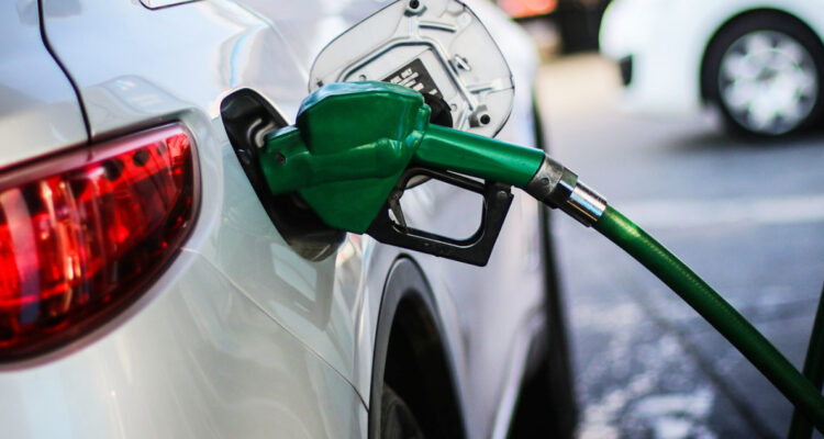 Plan que mitigaría alza de petróleo en la parafina y bono a taxistas costaría más de $111 mil millones