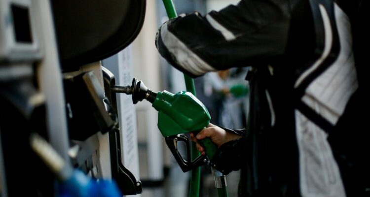 Hasta $2.000 por litro de bencina: advierten duro impacto en costo de la vida en comunas de Los Lagos