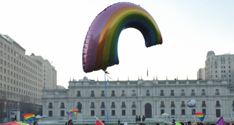 Globo de arcoíris y banderas afuera de La Moneda