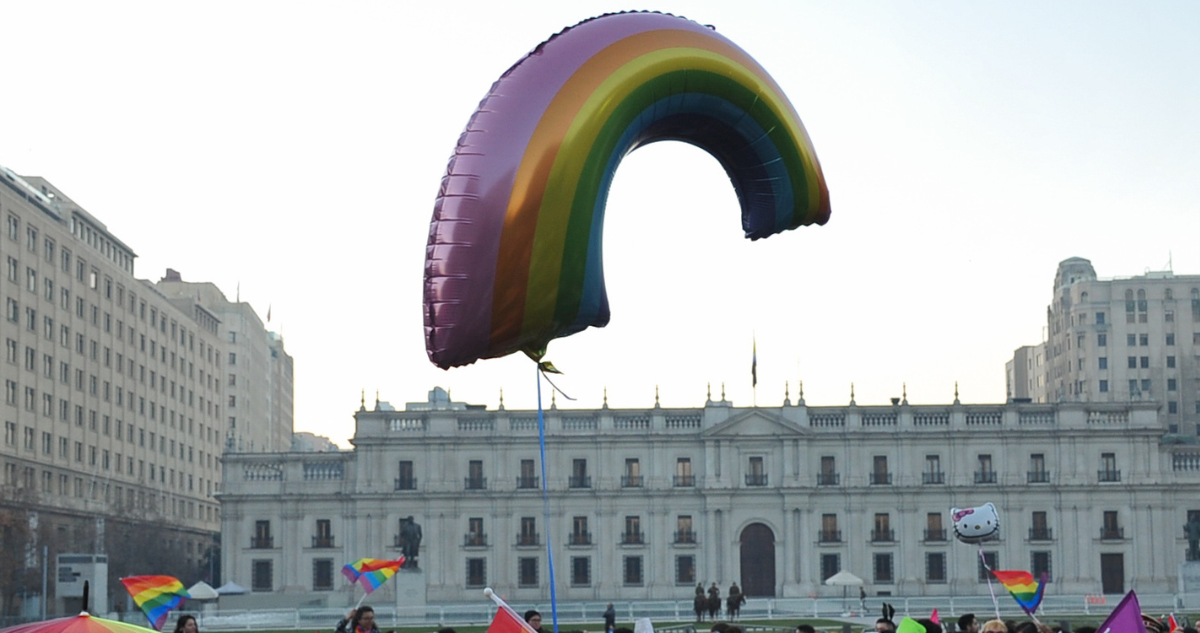Globo de arcoíris y banderas afuera de La Moneda