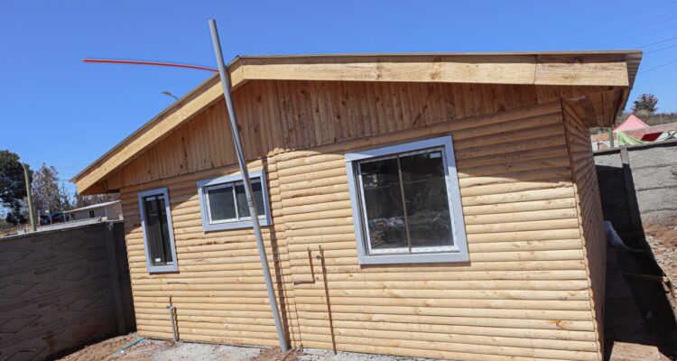 Alcalde de Penco discrepa con Gobierno en cifras de viviendas de emergencias entregadas tras incendios