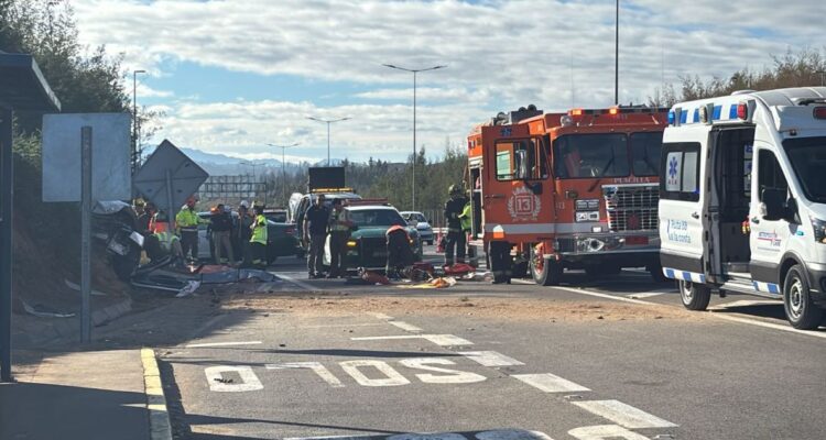 Al menos dos muertos deja choque de vehículo con ladera de cerro en Ruta 68 hacia Valparaíso