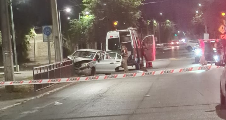 Conductor es apuñalado por su acompañante y termina chocando con una reja en PAC