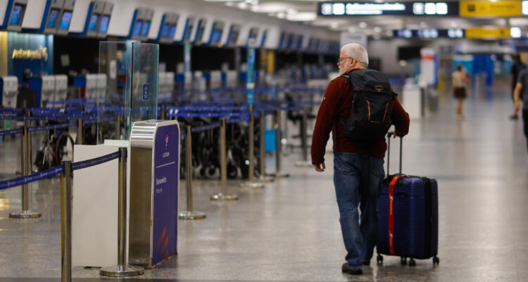 Trabajadores estatales de la aviación civil paralizarán los aeropuertos de Argentina