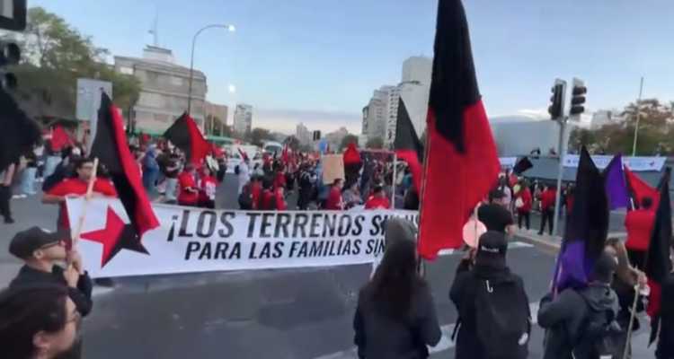 Mil pobladores interrumpen la Alameda en primer lunes de marzo: protestan por subsidios habitacionales