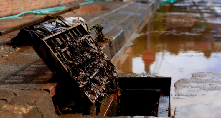 Tras ser declarada zona de riesgo sanitario: Curarrehue gestiona limpieza total de alcantarillado