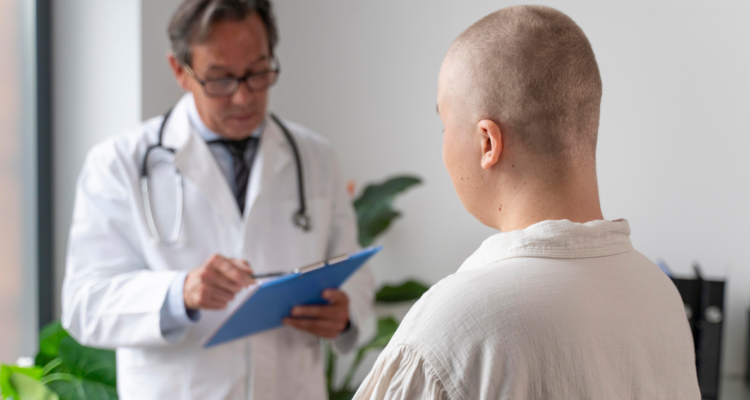 Médico atendiendo a paciente con cáncer