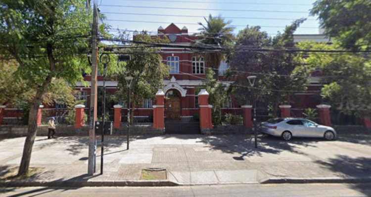 Alumnos del Liceo Barros Borgoño se manifiestan: corte de calle derivó en incidentes con Carabineros