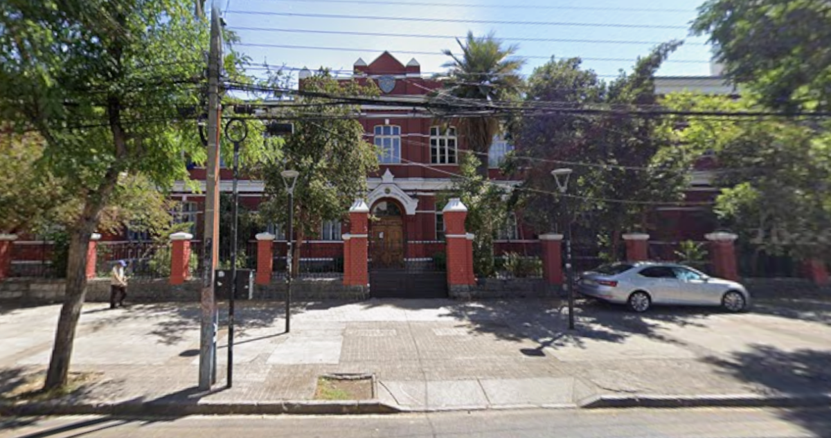 Alumnos del Liceo Barros Borgoño se manifiestan: corte de calle derivó en incidentes con Carabineros