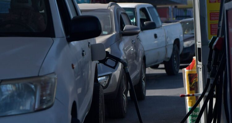 UDI pide “esfuerzo adicional” al Gobierno por impacto ante histórica alza de precios de combustibles