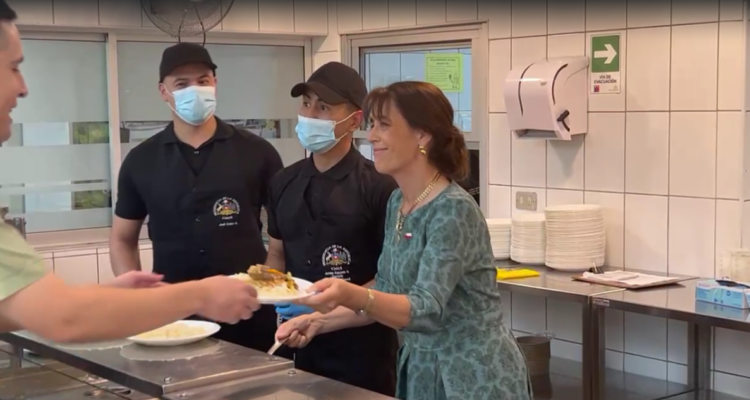 Jueves de almuerzo: María Pía Adriazola llega al casino de La Moneda para servir comida a funcionarios