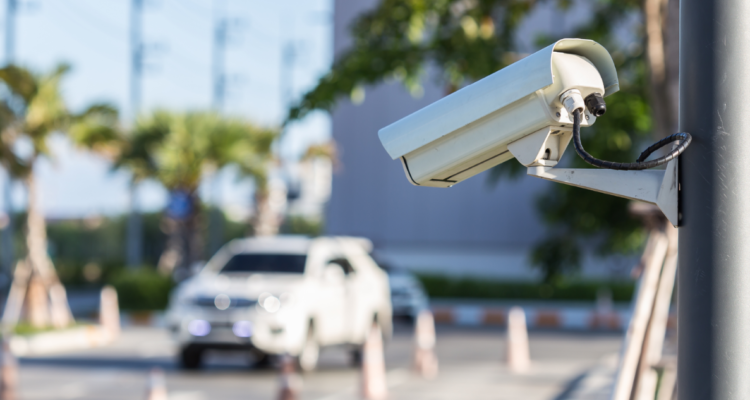 Contraloría detecta graves fallas en seguridad de 12 municipios: cámaras malas y equipos sin uso