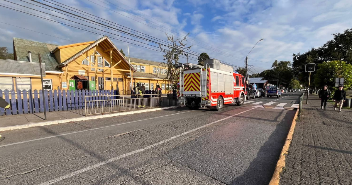 Evacúan a cerca de 500 personas de una escuela en Frutillar por fuertes olores