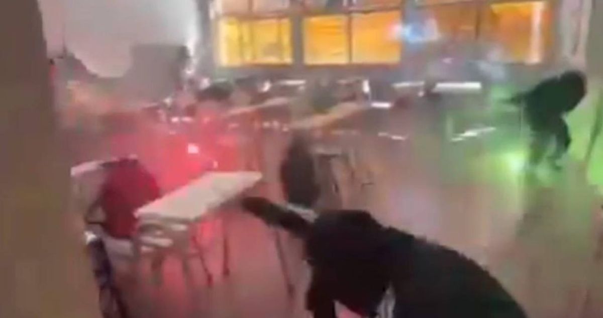 Alumnos realizaron “guerra de bengalas” dentro de sala de clases en Argentina: “Parecía Hogwarts”