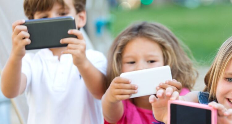 Experta entrega 5 claves para afrontar la restricción de celulares en colegios